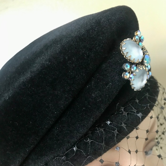 GLAMOROUS 1950s\' BLACK VELVET FELT VINTAGE HAT WITH JEWEL TRIM AND VEIL